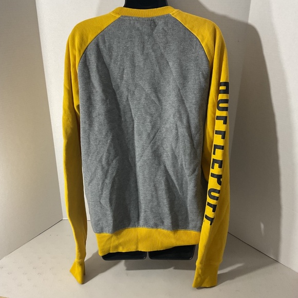 The Wizarding World Hufflepuff Gray Yellow Hogwarts Pullover Sweater Size Medium - Picture 6 of 8
